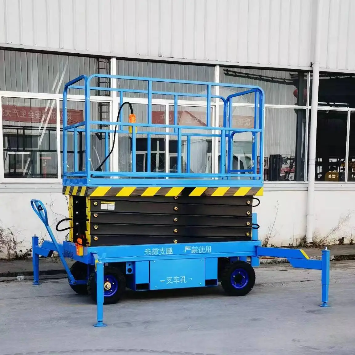 Self Propelled Electric Lifting Scaffolding Work Platforms Scissor Lift Table For Construction Aerial Work Hydraulic Lift Tables