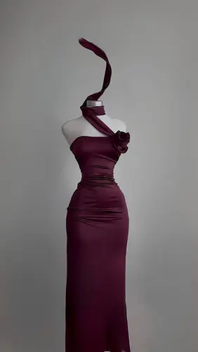 Un vestido largo y con abertura para damas elegantes, largo rojo que abraza la cintura y adelgaza