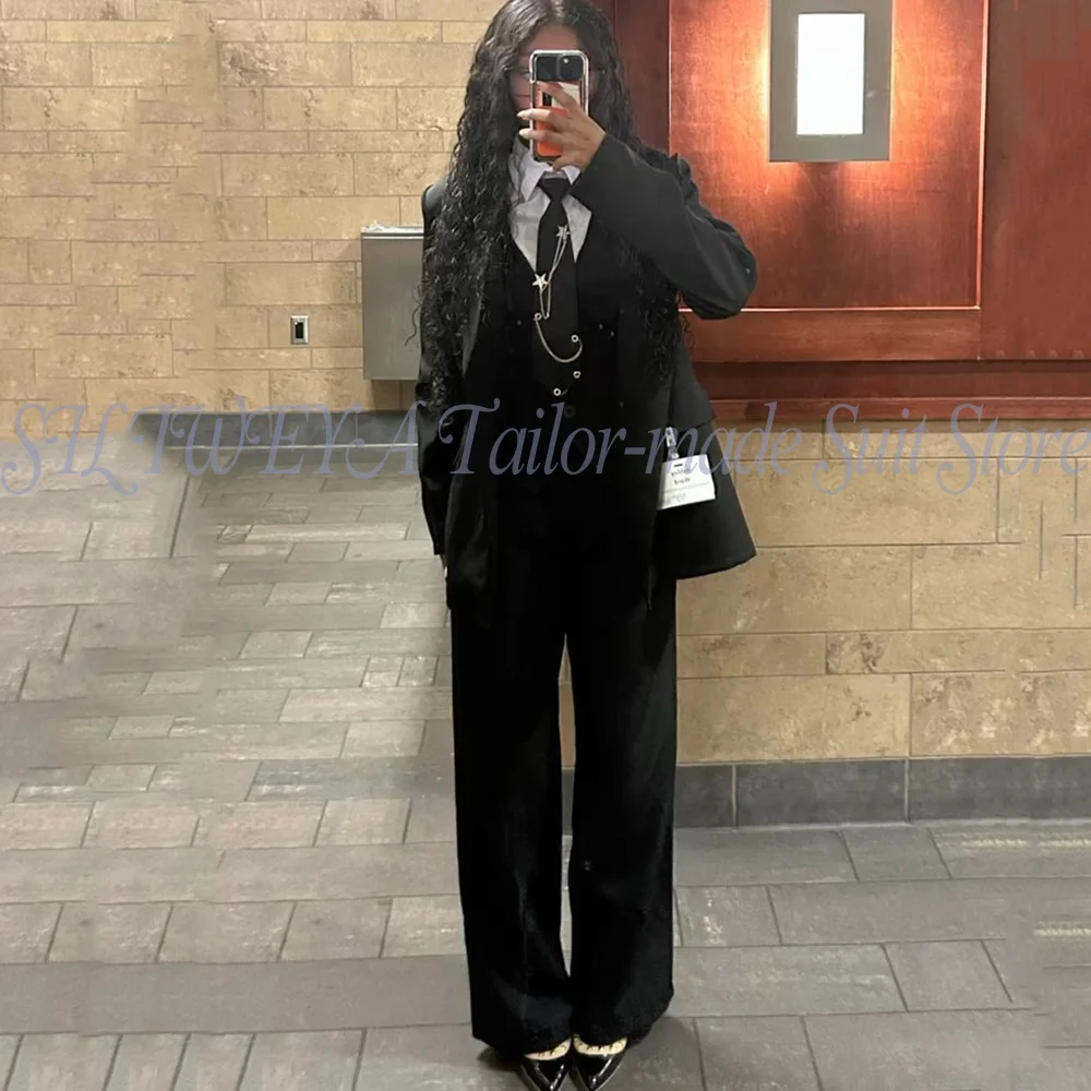 

Женские черные костюмы-тройки: деловые, вечерние, для работы, на заказ. Комплекты для женщин.