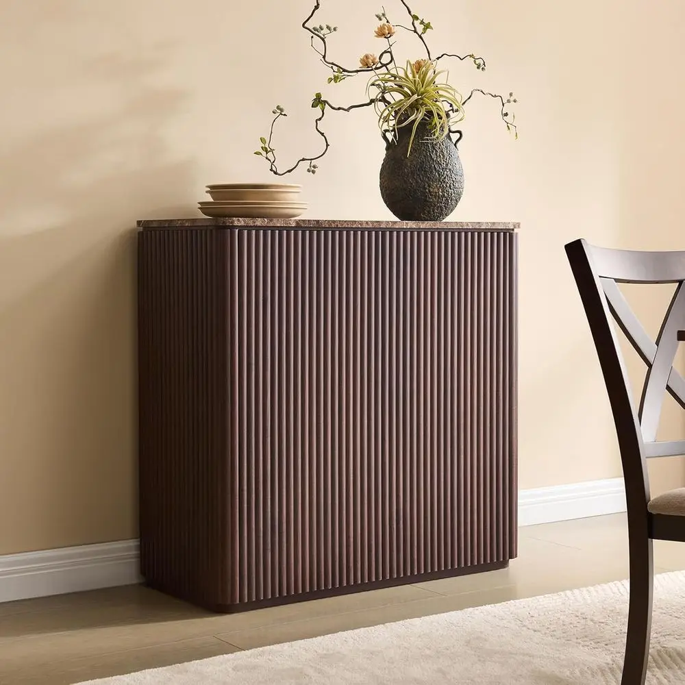 

Двухдверный деревянный буфет с мраморной столешницей и полками для хранения, идеально подходит для кофейни или обеденной зоны