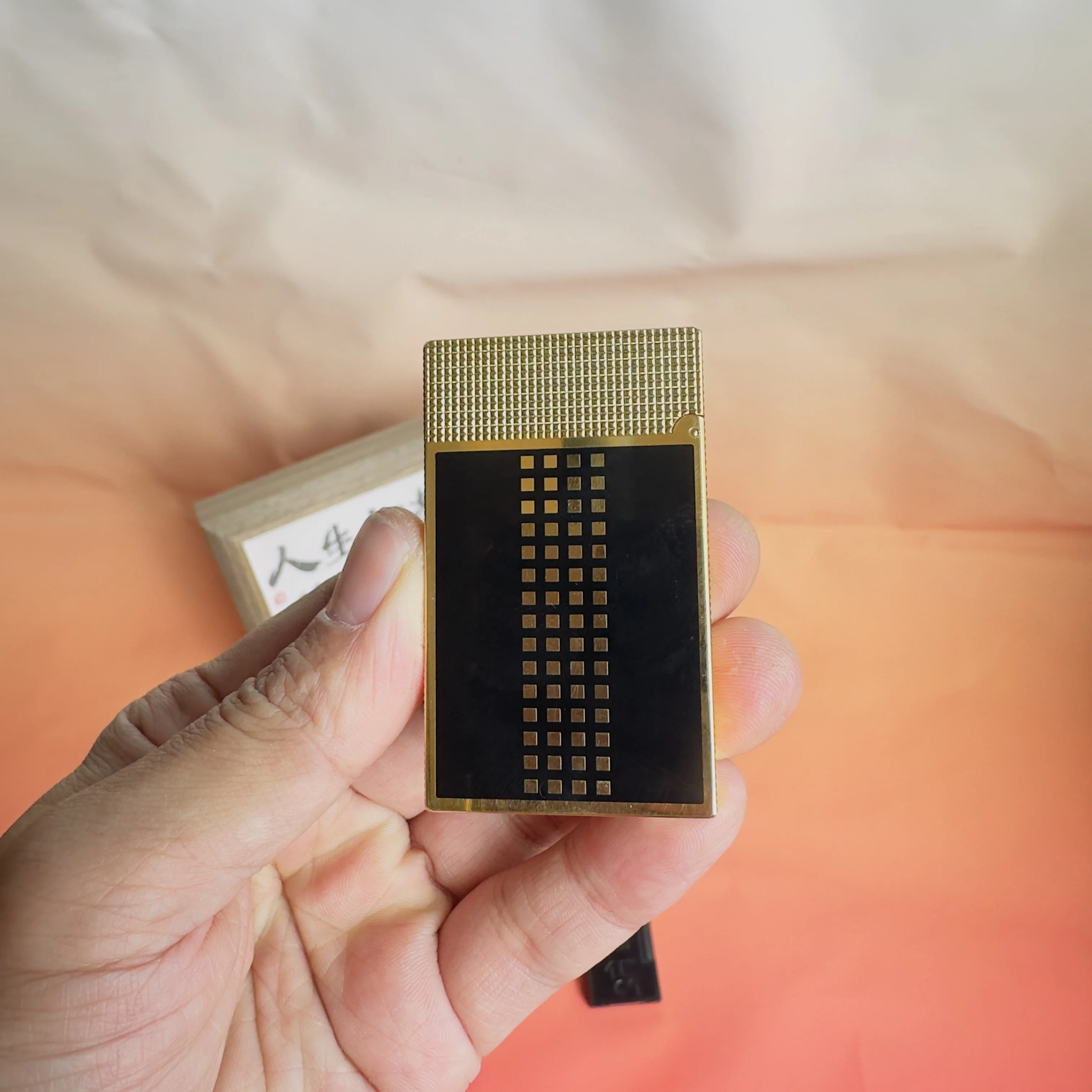 

Эксклюзивная зажигалка от люксового бренда, лимитированная серия, с чистым и громким звуком, в комплекте с индивидуальными аксессуарами.