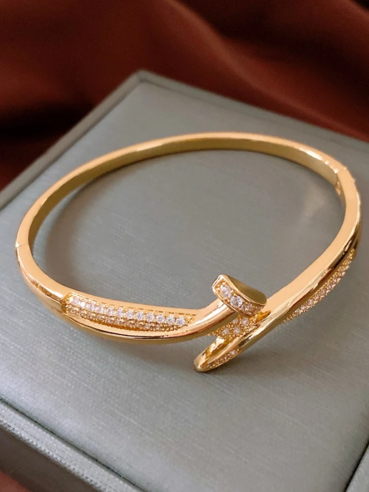 Diamond Studded Nail Cross Buckle Bracelet with A Niche Design Fashionable and Personalized Bracelet for Women