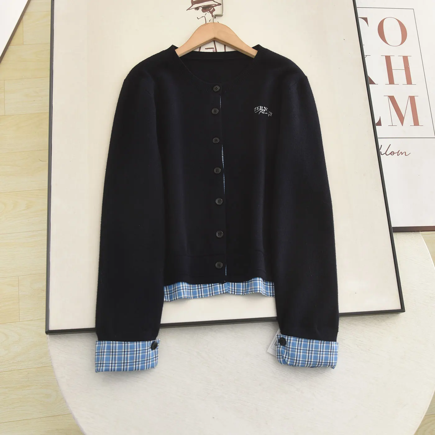 Retro Preppy Navy Blue Plaid Contrast Knit Cardigan For Women O-neck Checkered Trim Cuff Cropped Sweater Korean Autumn Outerwear