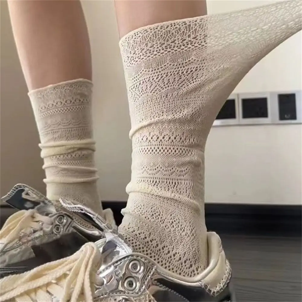 Lolita Mesh Durchbrochene Weiße Florsocken Transparente Dünne Spitzensocken Seiden-Retro-Blumen-Crew-Socken für Damen