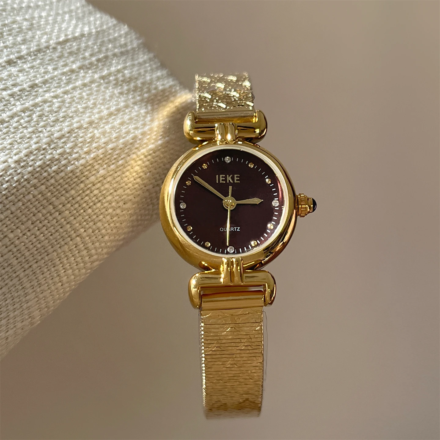 

Vintage gold luxury exquisite round diamond-faced women's watch, analog style, versatile women's wristwatch, suitable for women.