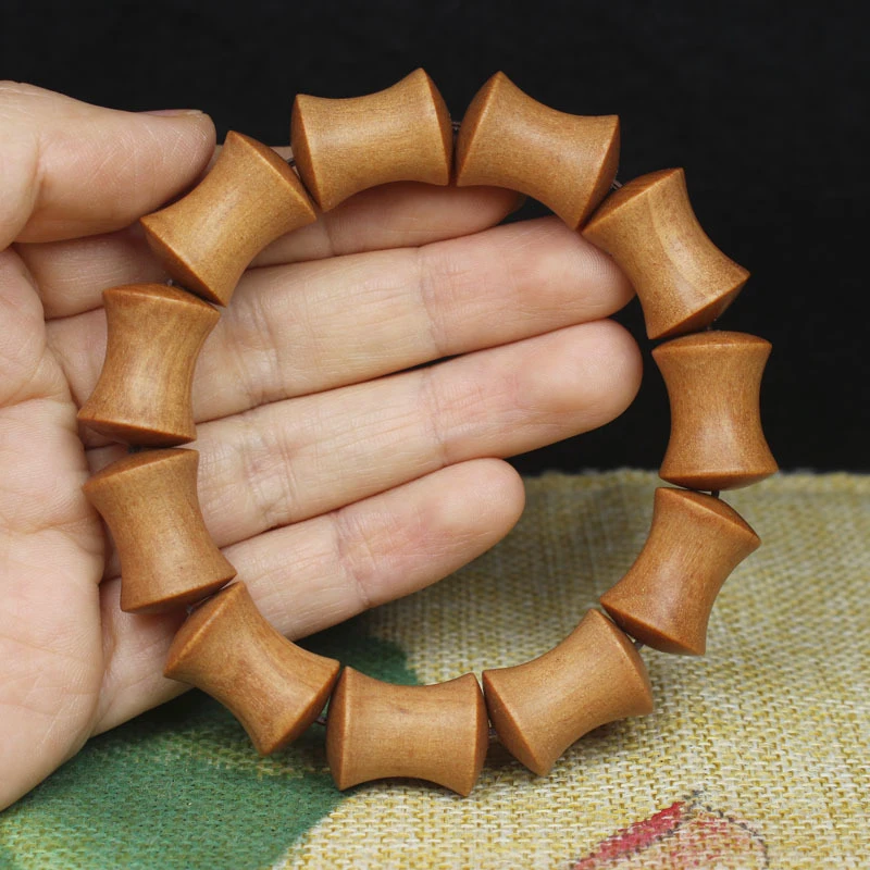 

Small-hole Barbie Buddha bead bamboo knots, sandalwood bracelet with full specifications and fragrance.