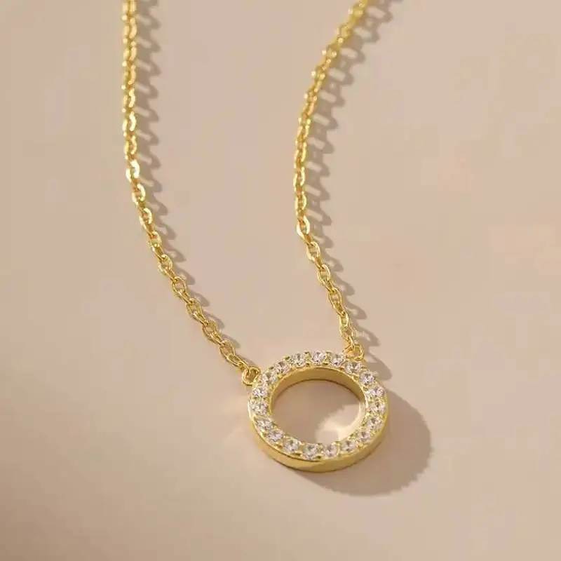 Huitan Halskette mit rundem Kreisanhänger für Damen, voll funkelnd, mit CZ-Steinen, elegant, für Hochzeit, Verlobung, luxuriöses Accessoire, Damenmode-Schmuck