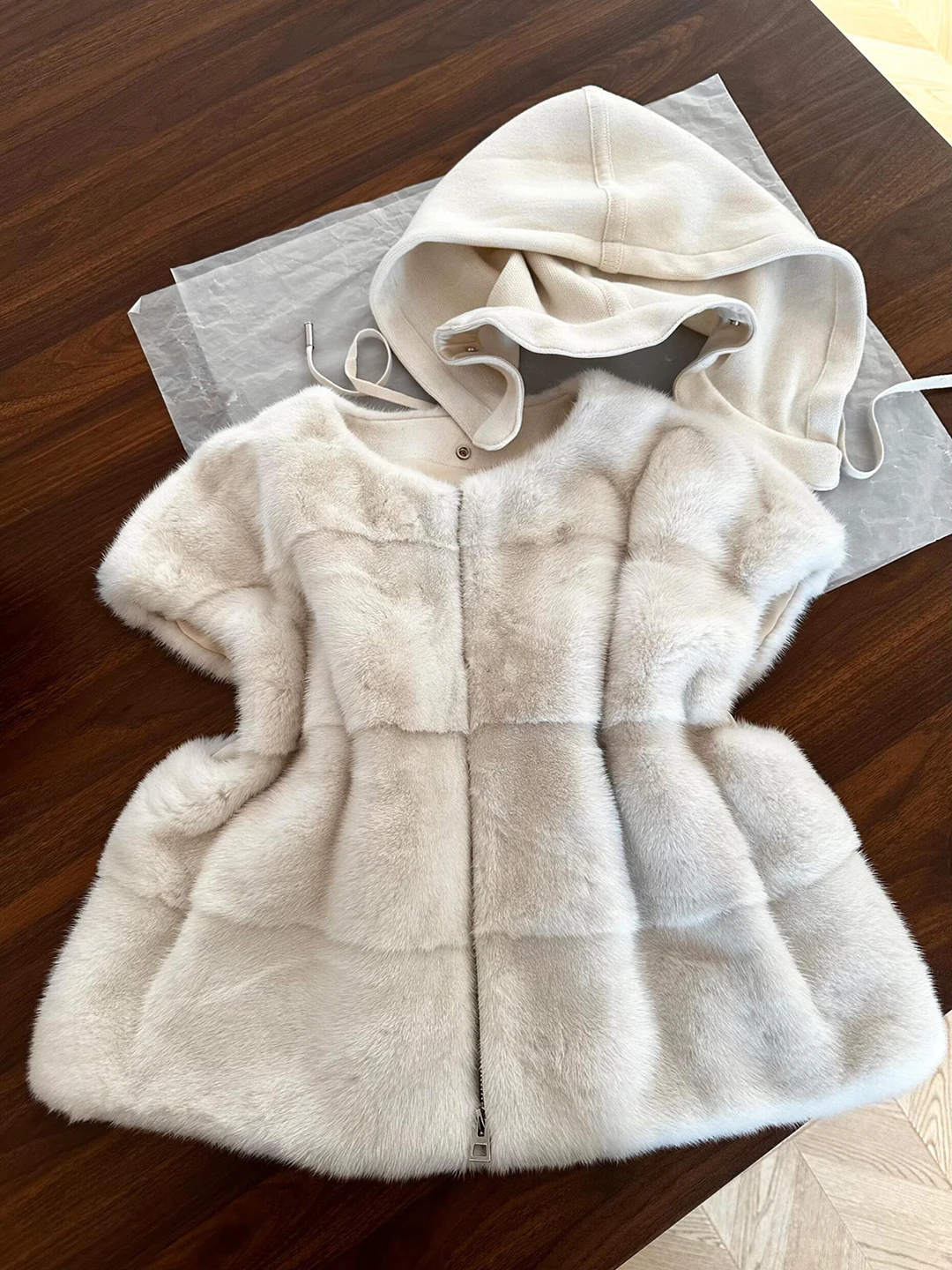 سترات نسائية جديدة من الفرو المزيف للخريف والشتاء على الطراز الكوري صدرية حرارية سميكة بقلنسوة معاطف فضفاضة تناسب الجميع