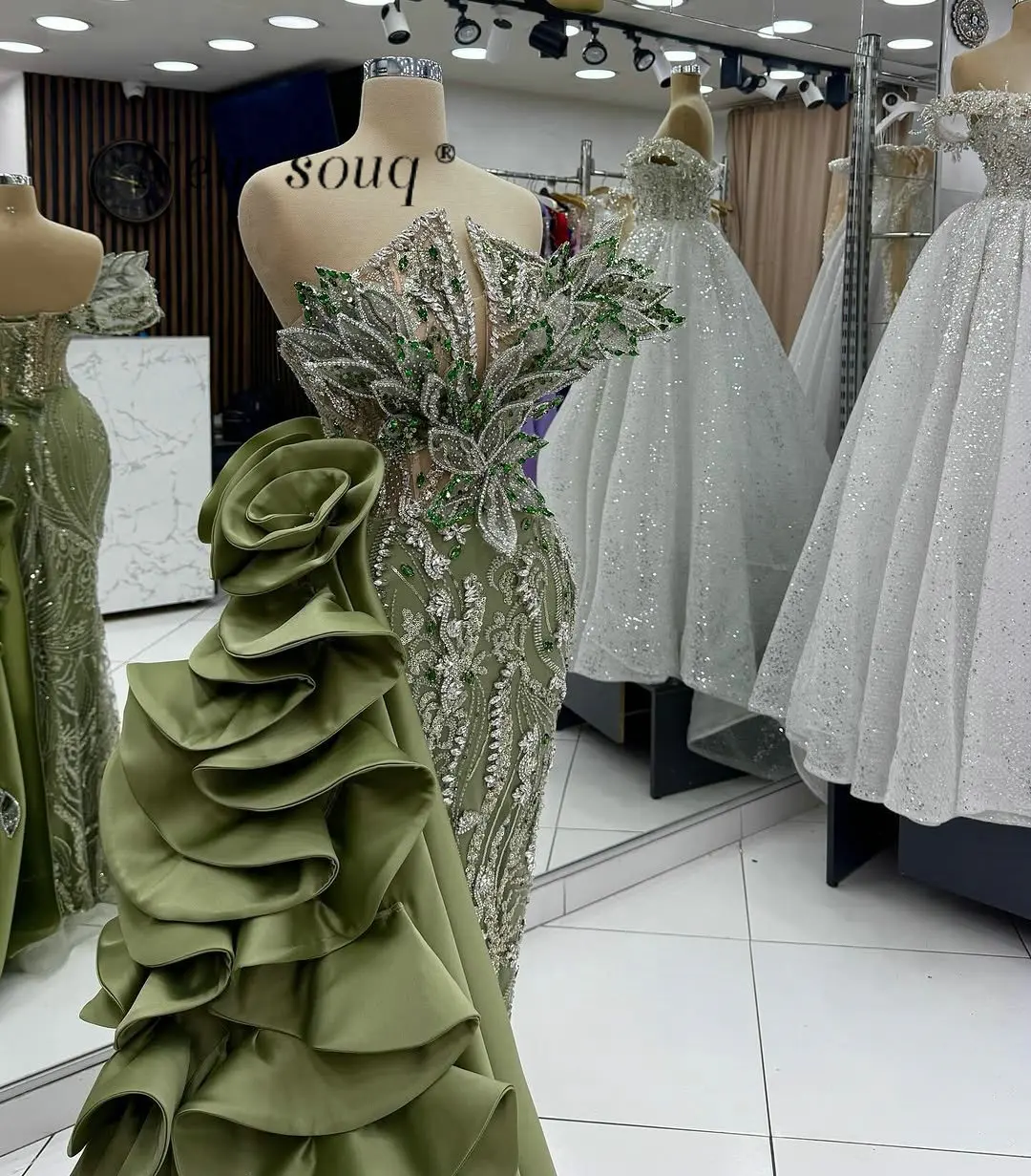 2026 Farngrüne One-Shoulder-Meerjungfrau-Abschlussballkleider mit seitlicher Satin-Schleppe, maßgeschneiderte Dubai-Hochzeitsabendkleider mit glitzernden Pailletten