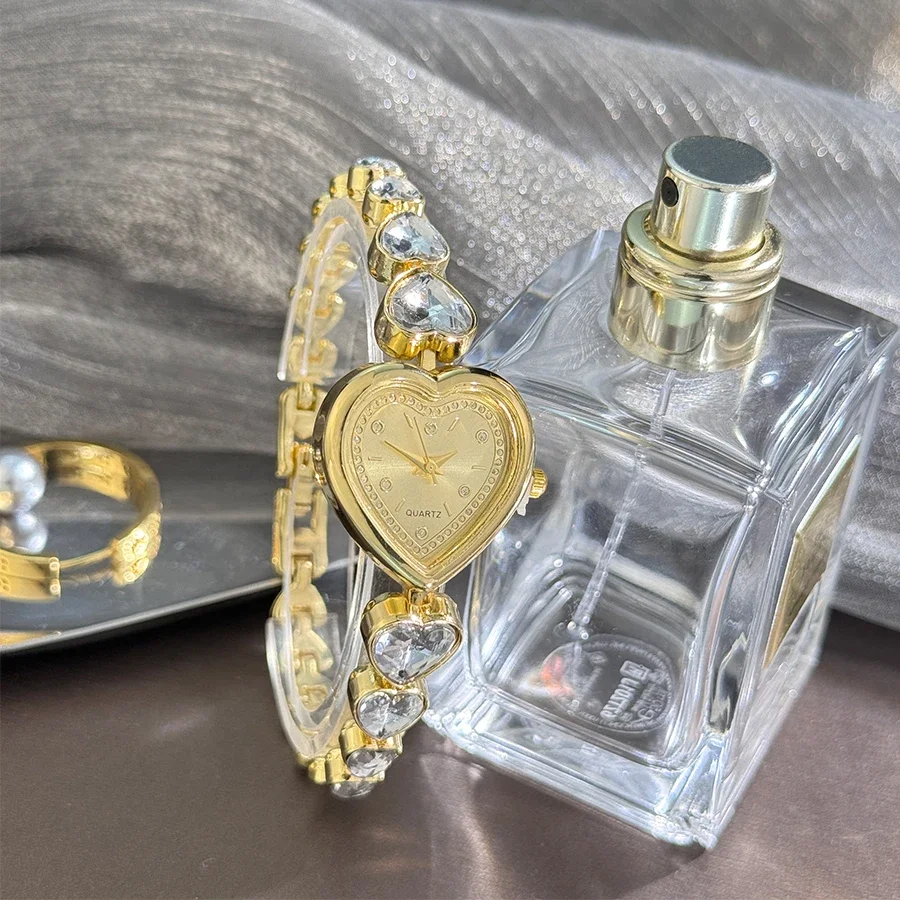 

Женские модные и изысканные кварцевые часы с циферблатом в форме сердца для женщин (без коробки)