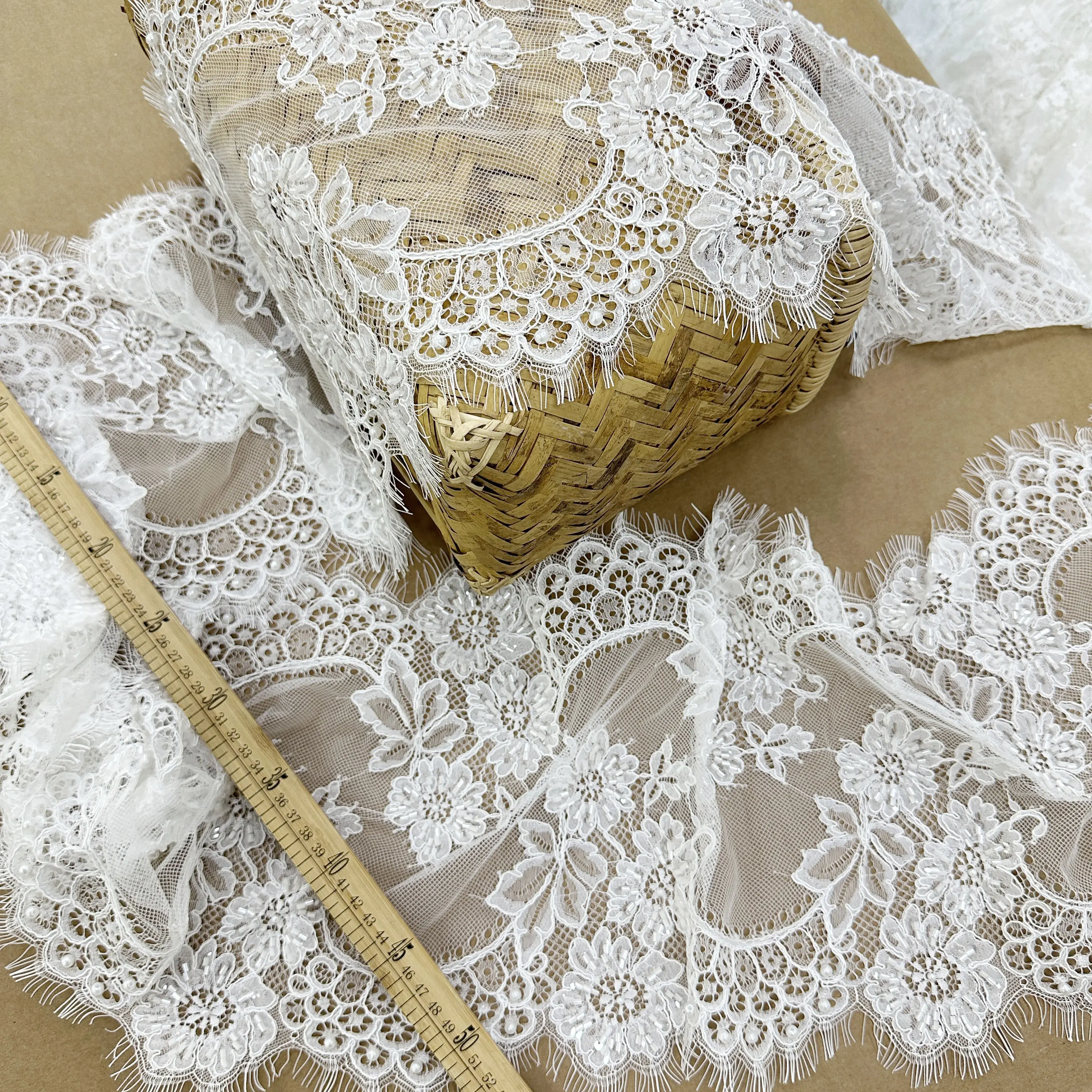 Classic Pattern Lace Trim with Handmade Bone Thread and Car Stock Positioning Embroidery for Veil and Wedding Dress Accessories