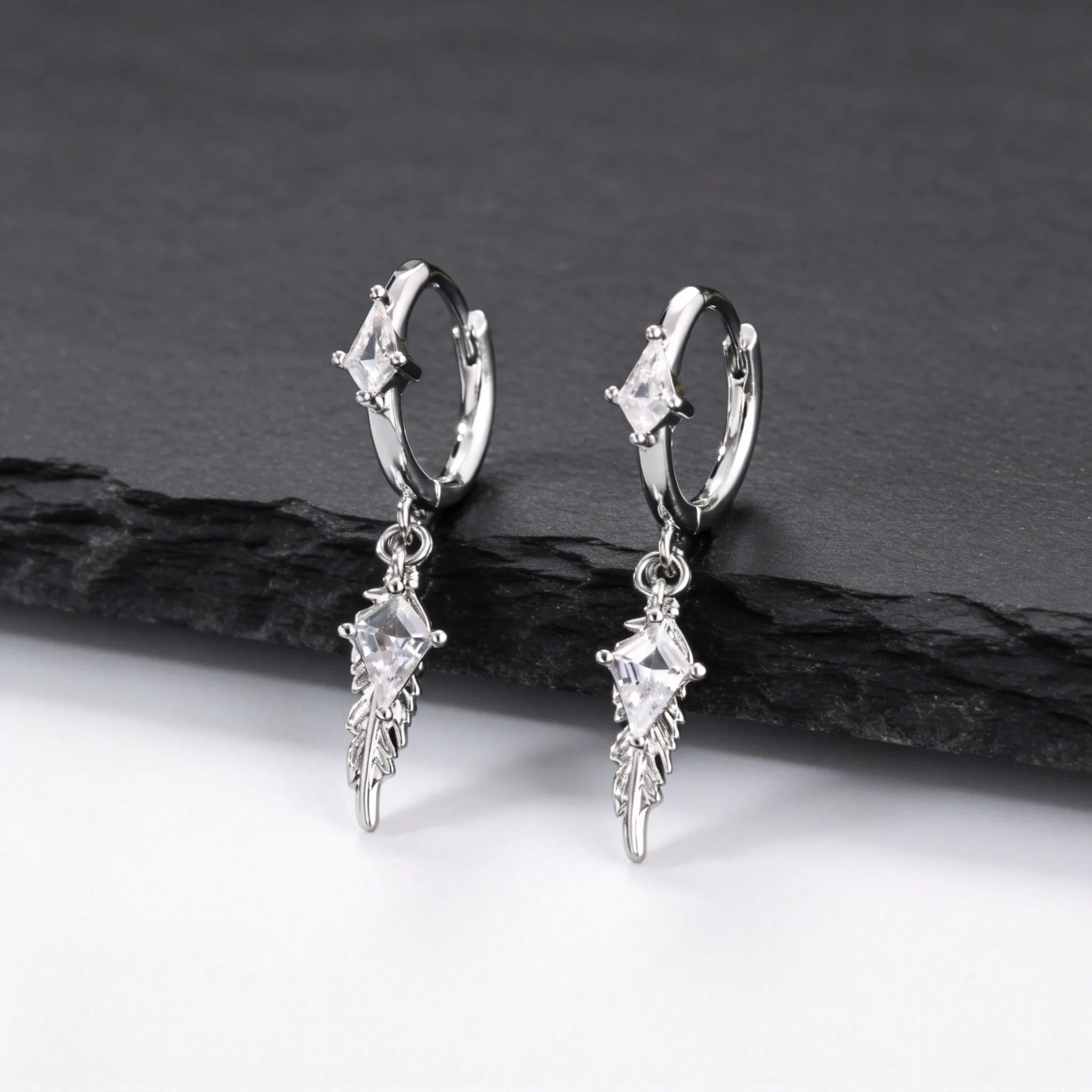Gotische Feder-Creolen für Männer, Punk Geometrische Zirkon-Metall-Ohrhänger, Hip-Hop Schmuck Geschenke – Detail 4