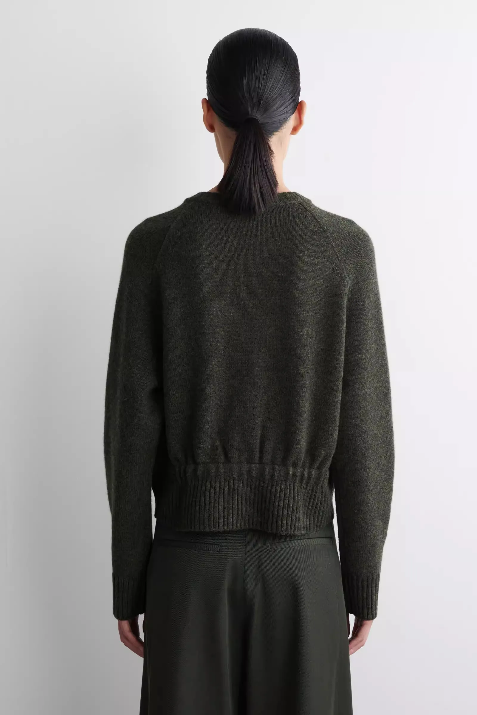 Ethereal MD 2025 cos نمط جديد للشتاء من الموضة غير الرسمية للسيدات سترة محبوكة برقبة دائرية من مزيج الصوف القياسي