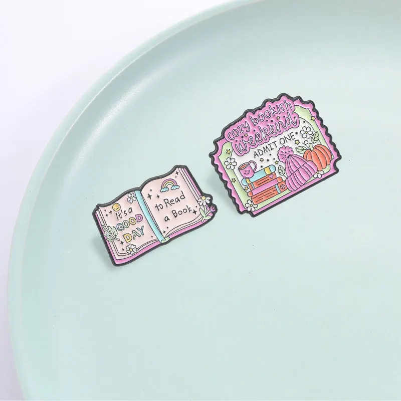 Gemütliches Buchliebhaber-Wochenende: Ein-Ticket-Einlass-Emaille-Pin – „Es ist ein guter Tag, um ein Buch zu lesen“-Brosche, Taschen- und Kleidungsabzeichen, Schmuckgeschenk für Freunde – Detail 5