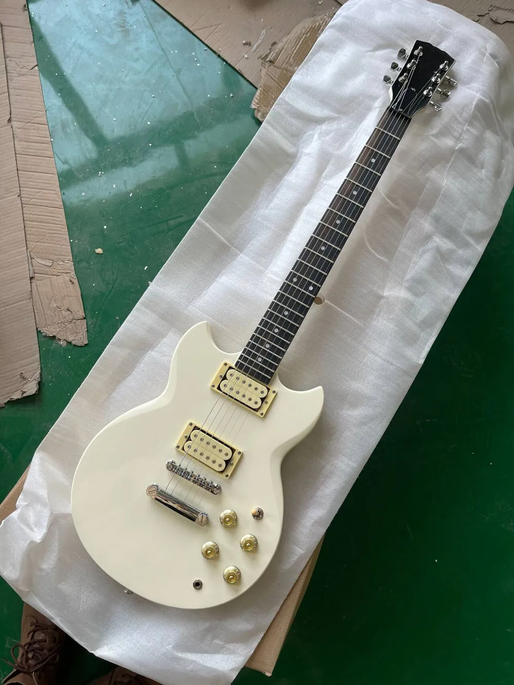 

6 Strings Milk Yellow Body Electric Guitar with Rosewood Fretboard,Chrome Hardware,Provide customized service