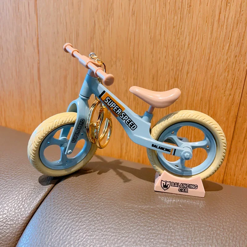 Criativo Cartoon Bicicleta Diecast Equilibrando Carro Modelo de Veículo Paralelo Saco Pingente Chaveiro Montagem Brinquedos para Crianças Decoração