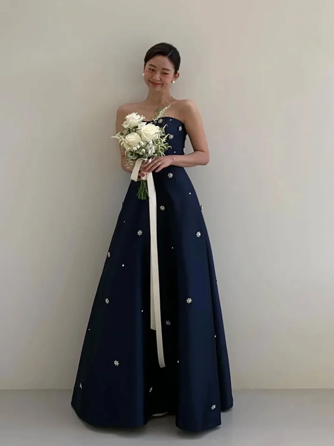 أسود 2025 فساتين زفاف خفيفة أنيقة جديدة للعروس بدون حمالات من الساتان على شكل حرف a فستان حفلات الزفاف Vestido De Novia Casamento