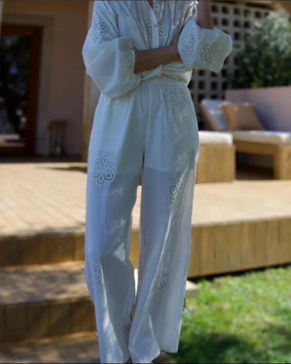 여성 봄 새로운 중공 흰색 레이스 셔츠 & 높은 허리 탄성 투피스 세트 솔리드 컬러 패션