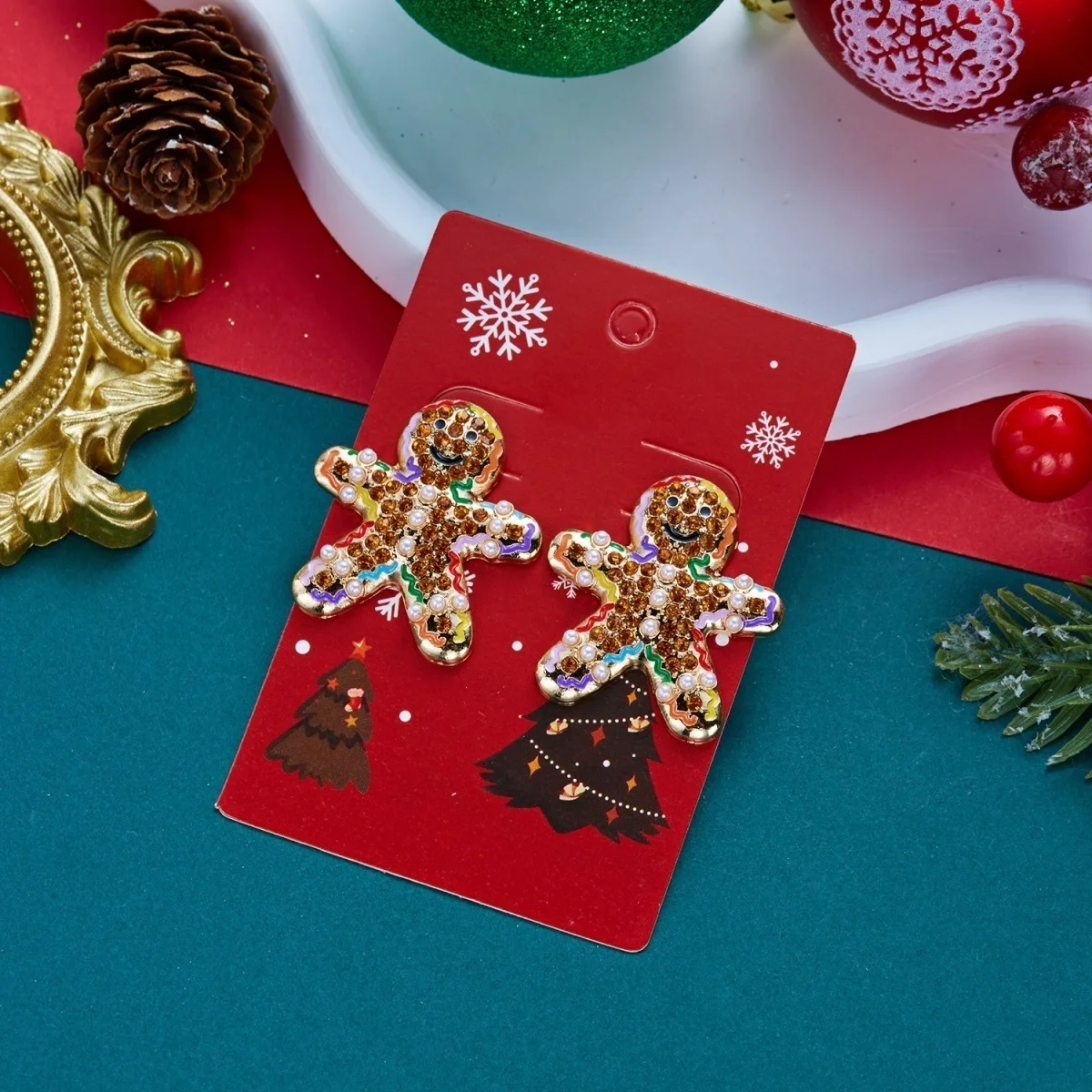 Lustige Ohrstecker mit simulierten Perlen und Weihnachts-Lebkuchenmann-Motiv für Damen, kreative Acryl-Ohrringe mit winkenden Lebkuchen-Männchen, Schmuck – Detail 26