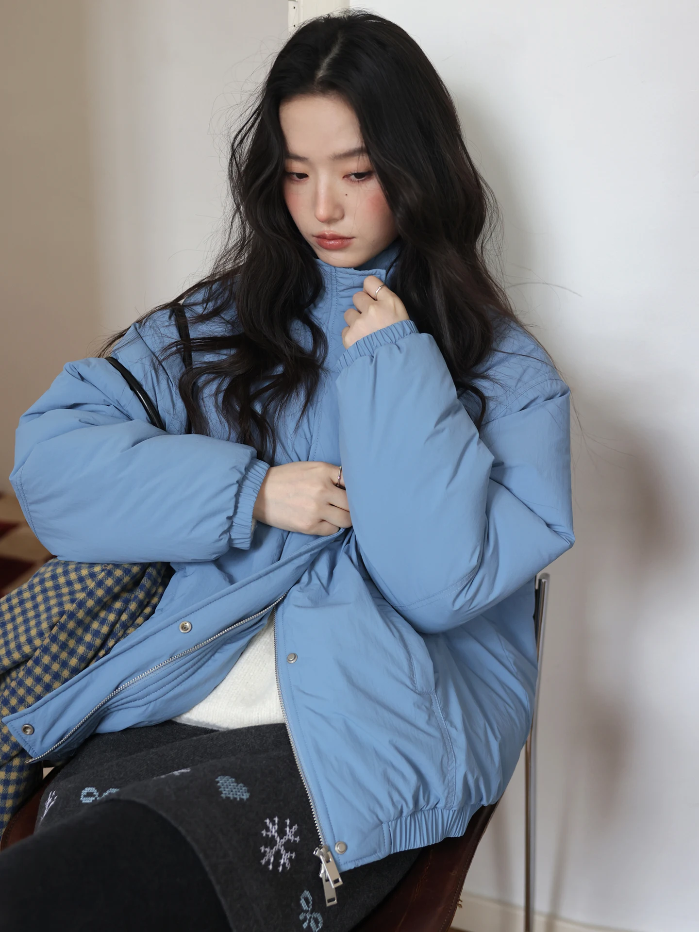 

Утепленная хлопковая куртка с воротником-стойкой, свободного кроя, повседневная зимняя верхняя одежда Amy Wine House, однотонная, для поездок на работу, из нейлоновой ткани