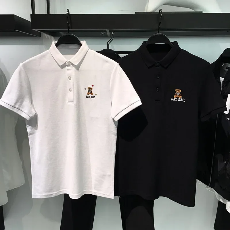 

Новая летняя мужская рубашка-поло для гольфа, модная деловая черно-белая рубашка-поло с вышивкой милого медведя и лацканами