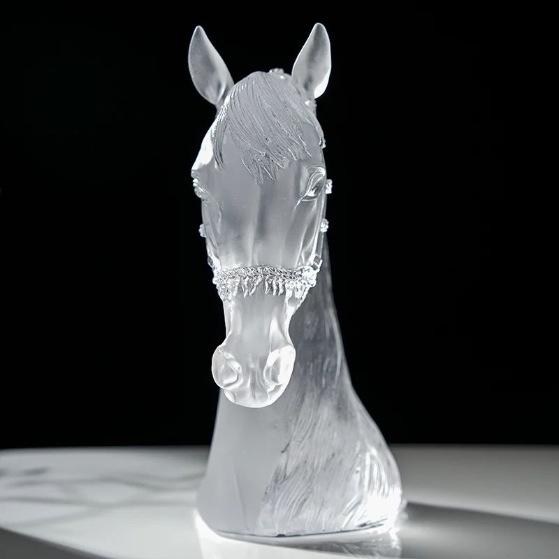 زخرفة زخرفية على سطح الطاولة تمثال رأس الحصان الكريستالي زخرفة كريستال.
