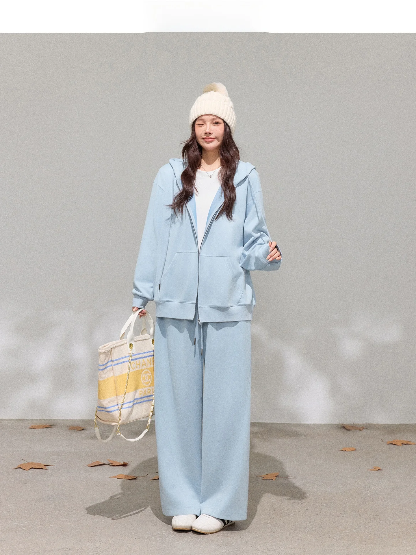 

Комплект из двух предметов: свободная толстовка и брюки с широкими штанинами, комфортный, повседневный стиль, худи на молнии, спортивный стиль, полиэстер