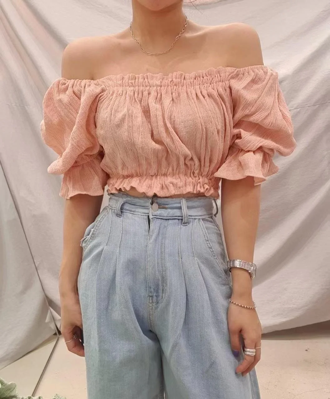 

Шикарная женская блузка с короткими рукавами-фонариками и плиссированными плечами, однотонная, в повседневном стиле, лето 2024, с эффектом древесной текстуры