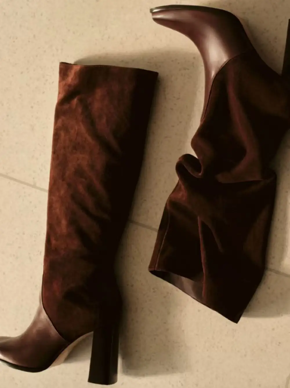 Bottes hautes marron foncé bicolores en cuir lisse à bout carré, tige en daim souple, talon épais, style western pour tenues quotidiennes