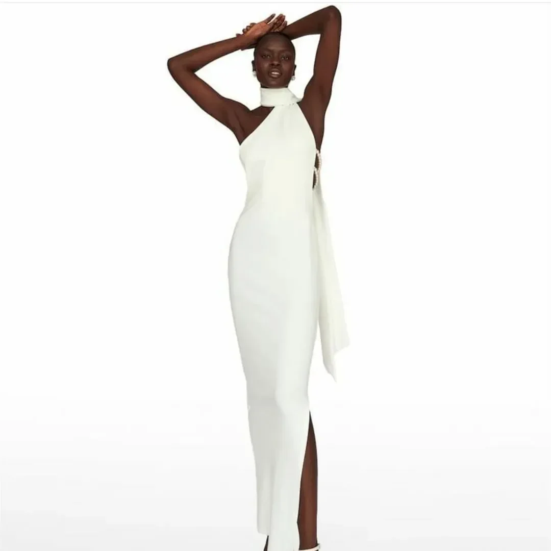 Robe de soirée en satin blanc, simple, élégante, sexy, dos nu, col haut, perles, fente latérale, gaine, Rh, 2024