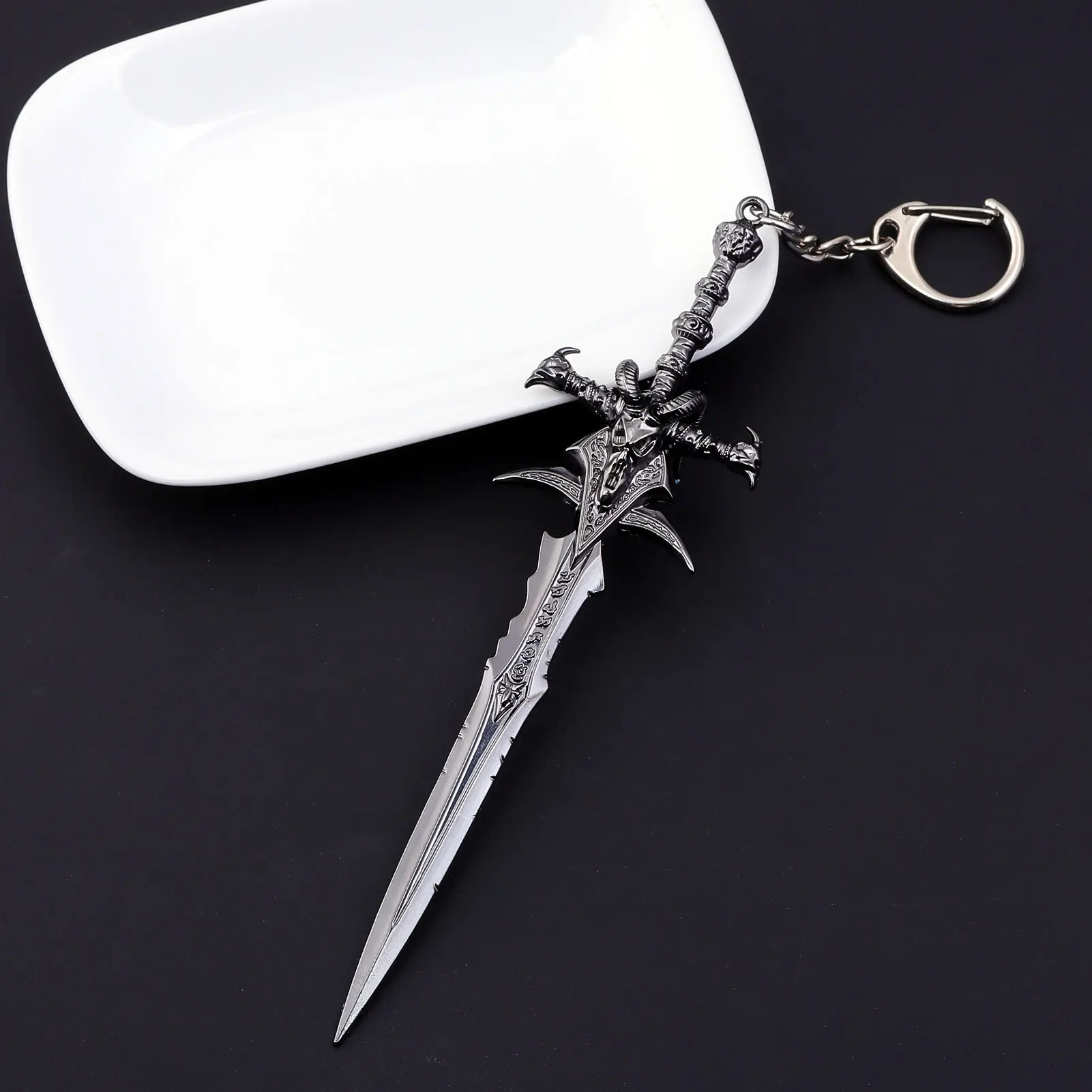 14 سنتيمتر Lich الملك الأغنام رئيس السيف المفاتيح قلادة كبيرة Frostmourne الأغنام رئيس السيف سلاح نموذج تأثيري الدعائم مروحة هدية