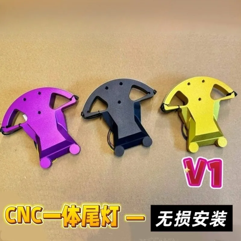 Suitable for Qiulongji bee modification license plate bracket short tail long tail light running water tail light