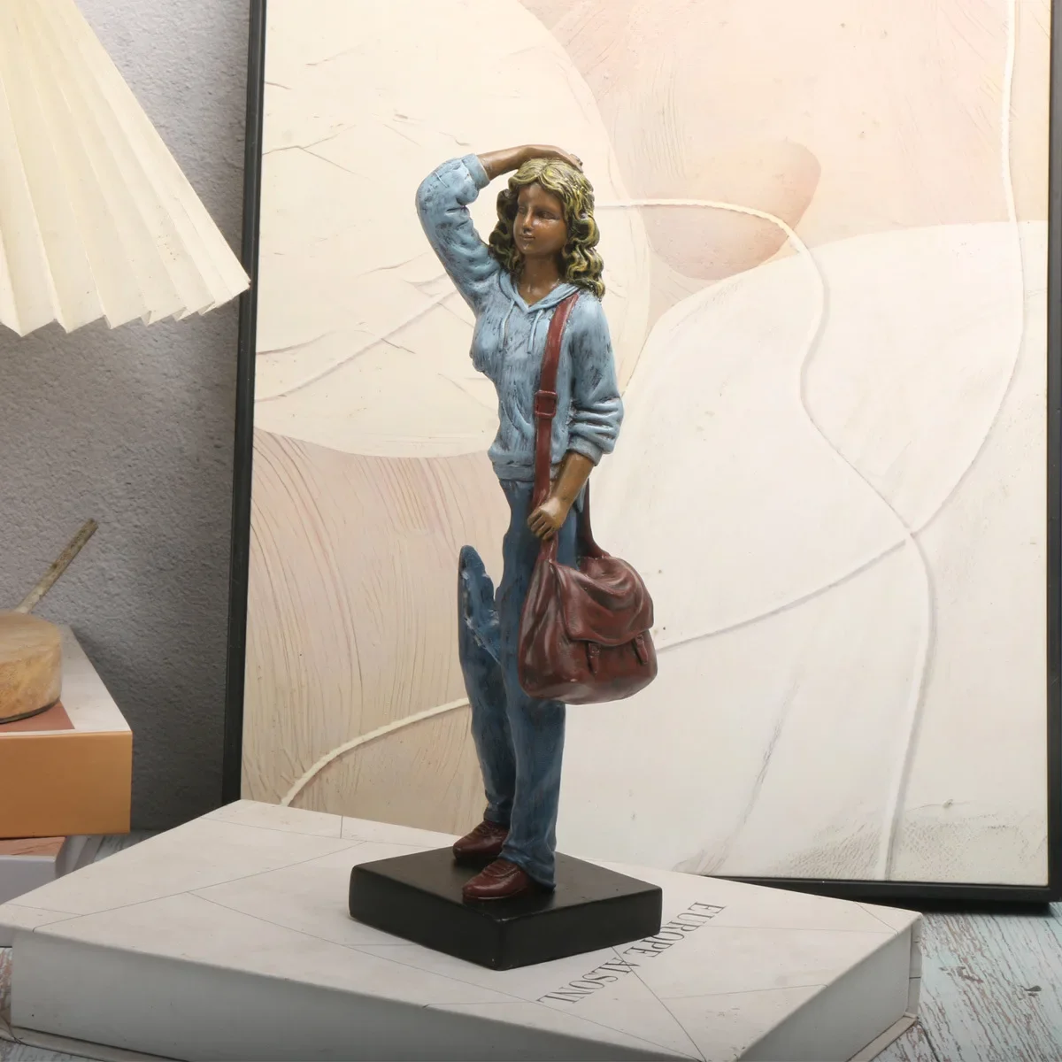 Modern Traveler Lady Sculpture Resin Human Statue 25cm Abstract Figurine for Living Room Office TV Cabinet Home Decor