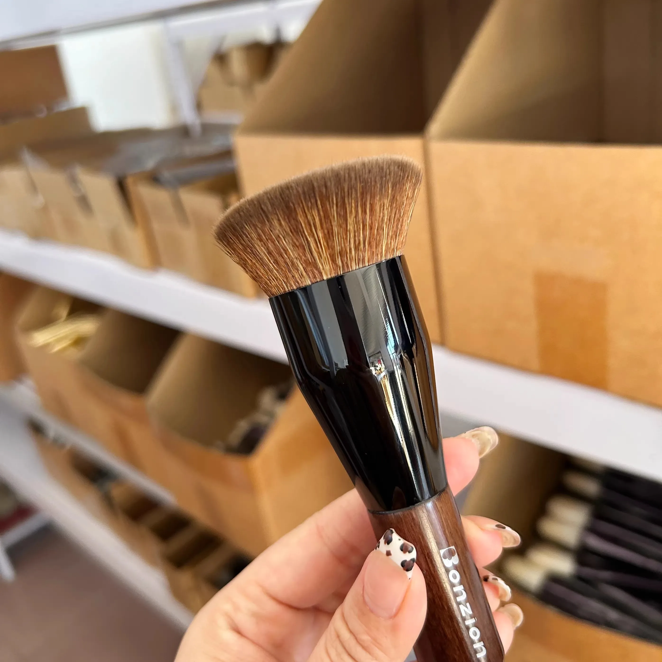 

Кисть для пудры F01 и кисть для фиксации макияжа F02, мягкие, нежные к коже кисти для макияжа, идеально подходят для нанесения пудры и фиксации макияжа.