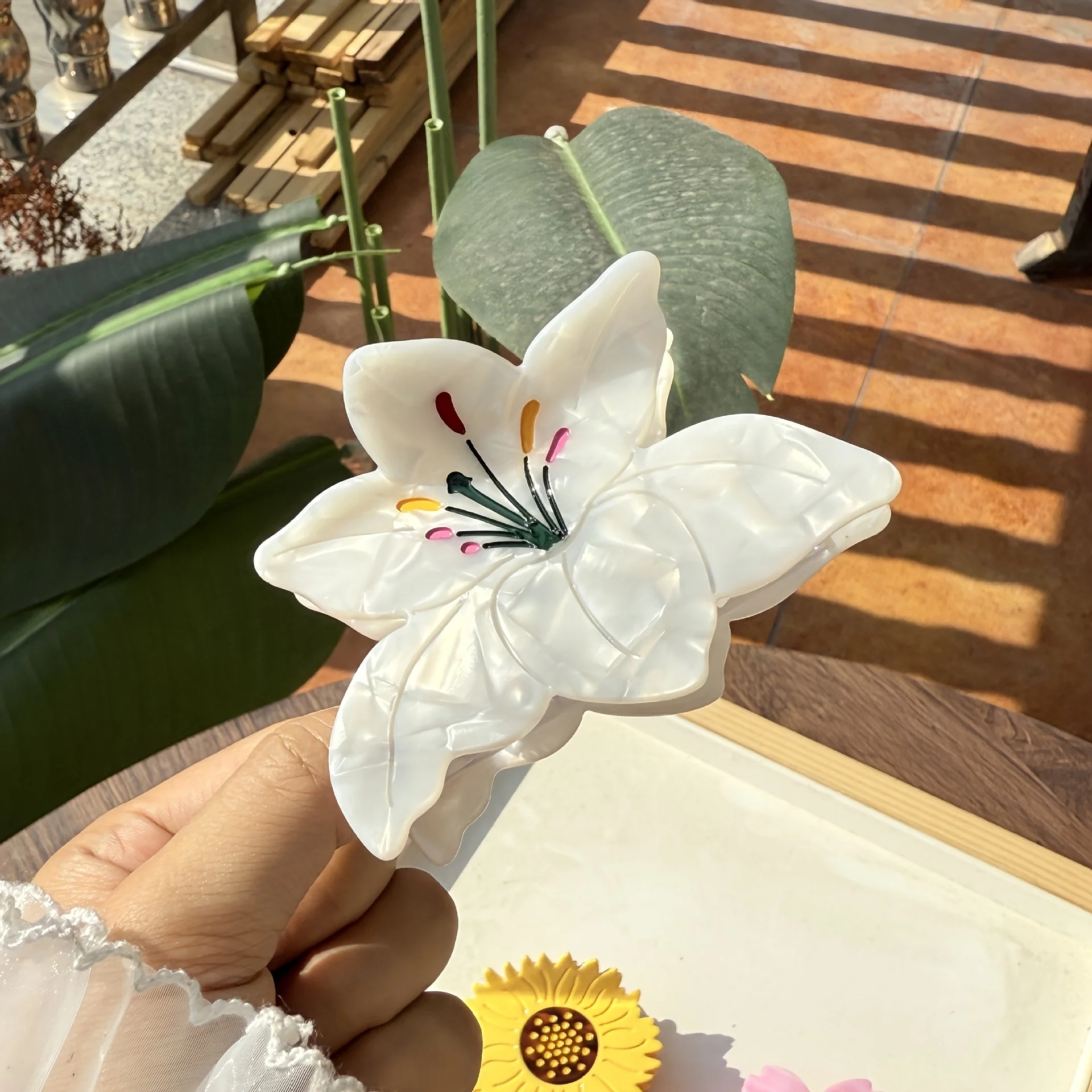 

1 белая заколка для волос в форме лилии — идеальный модный аксессуар, подходящий для повседневного использования, вечеринок и свадеб. Милая и элегантная заколка для волос с цветочным дизайном, высококачественная заколка-краб для затылка.