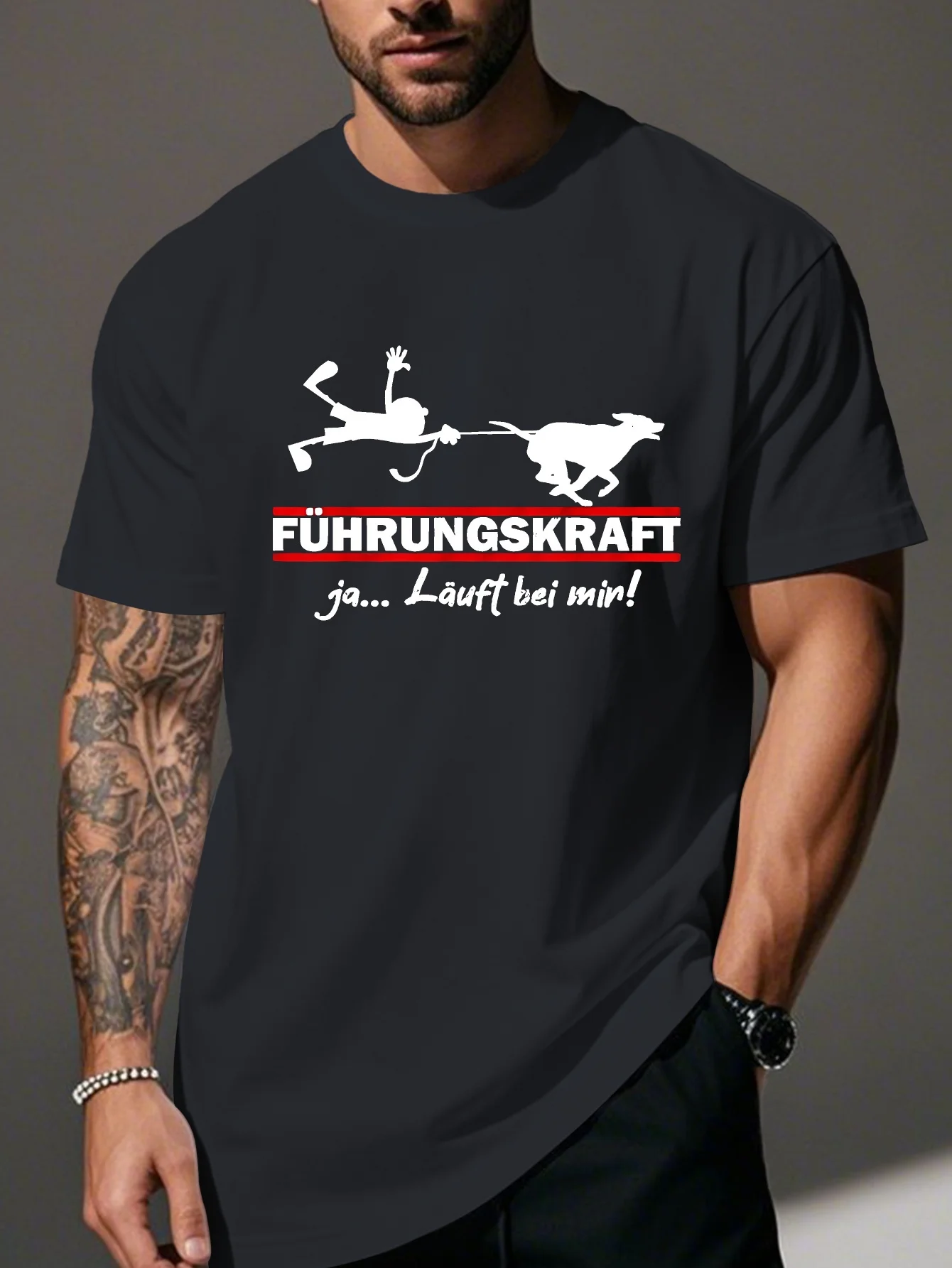 Men's Führungskraft T-shirt Funny German Leadership Meme Print Tee Sarcastic Dog Walking Humor Casual Cotton Tops