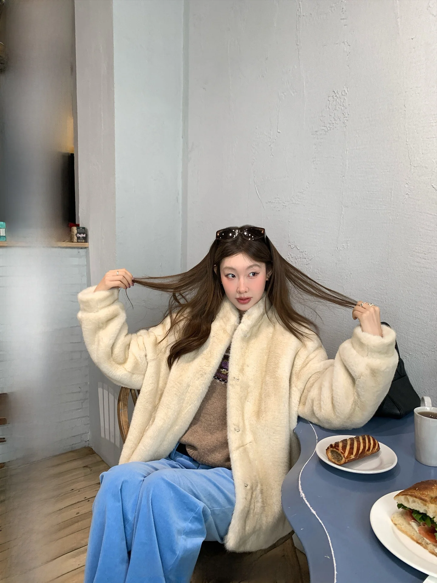 

Женское пальто Ranwear: Теплая верхняя одежда из искусственного меха с эффектом туманного белого оттенка, воротник-стойка, пушистое, экологичное, микрофибра