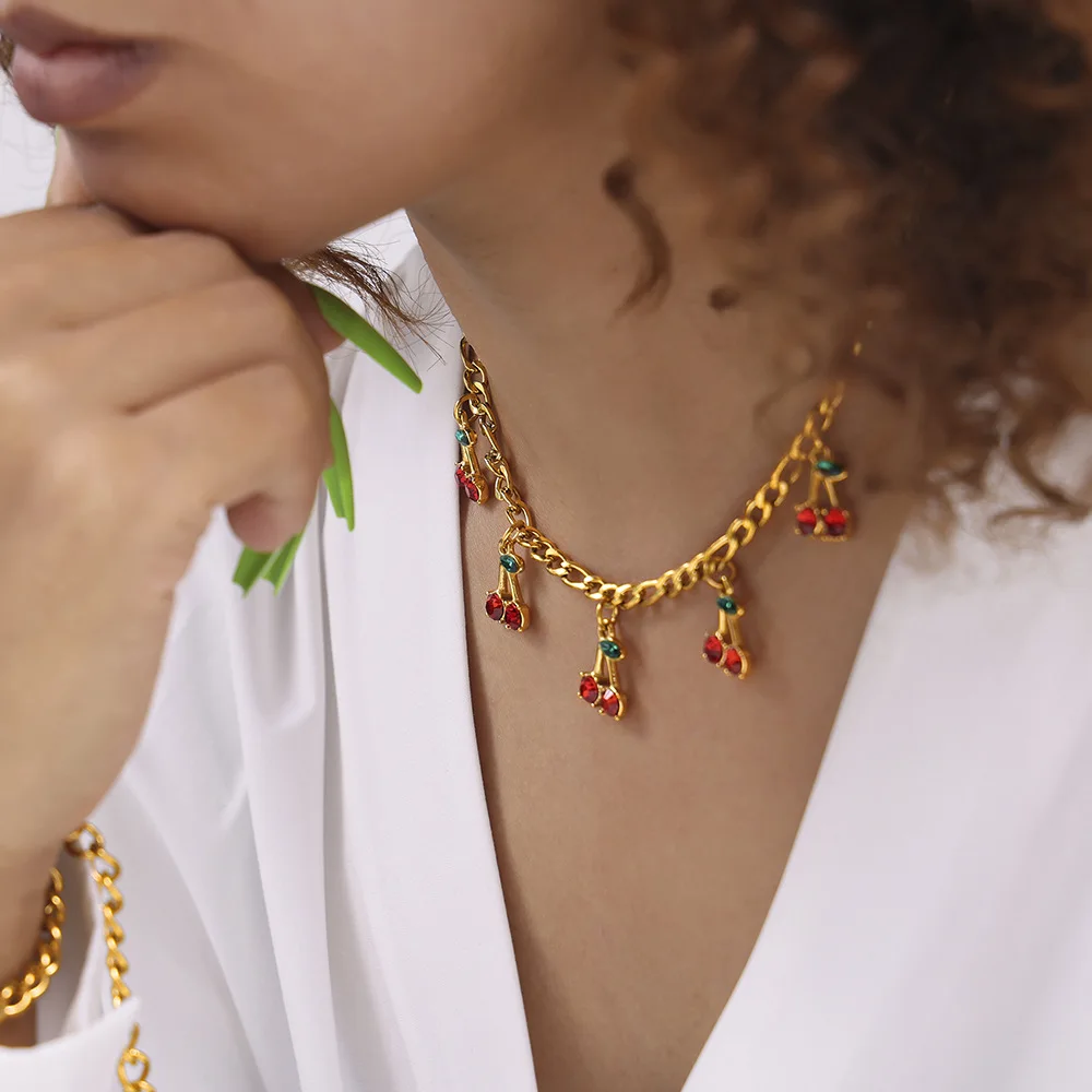 สร้อยคอและกำไลข้อมือสแตนเลสสตีลลายเชอร์รี่สำหรับผู้หญิง ปี 2025 ทำมือ ดีไซน์ทันสมัย ประดับด้วยคริสตัลแก้ว