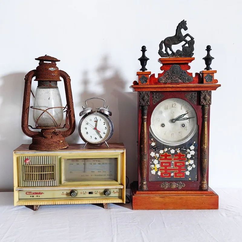 Objetos antiguos nostálgicos de los años 70, reloj de caballo de estilo antiguo, radio, reloj despertador, lámpara de caballo, accesorios decorativos retro folclóricos, adorno.