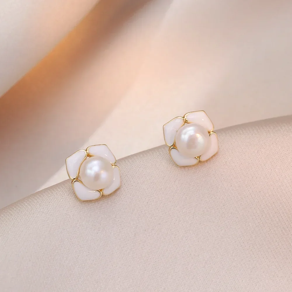 

Fashion flower natural freshwater pearl stud earrings for women