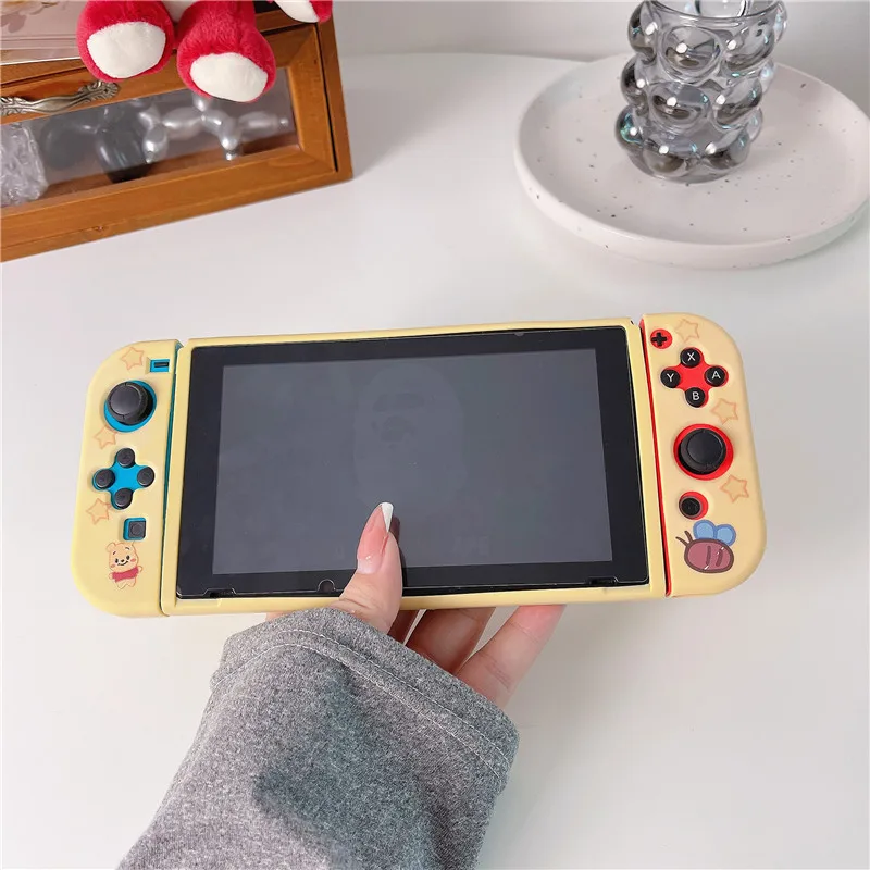 حافظة مفاتيح ديزني ويني ذا بوه لعلبة مفاتيح واقية مكونة من وحدة تحكم نينتندو سويتش NS ملحقات وحدة تحكم من البولي يوريثان الحراري