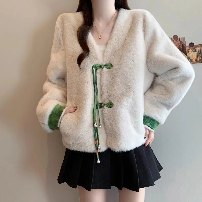 سترة صوفية مخملية عصرية 2025 شتاء جديد كبير ريترو النمط الصيني الخامس الرقبة الحد الأدنى تنوعا معطف الفرو W1070