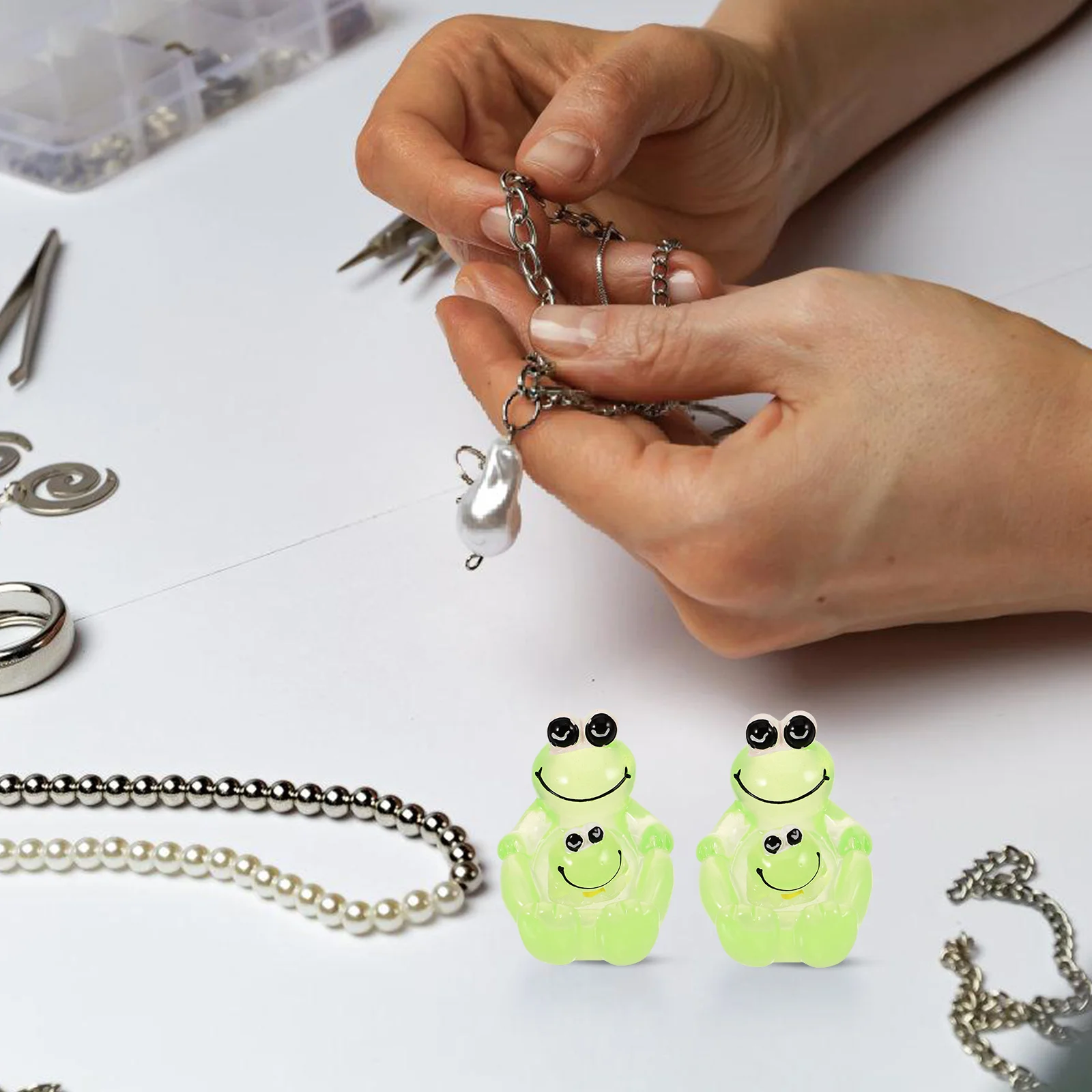 

10 Pcs Glow in Dark Frog Craft Decorations Resin naments Phone Case Accessories Miniature Frog Charms DIY Jewelry Making