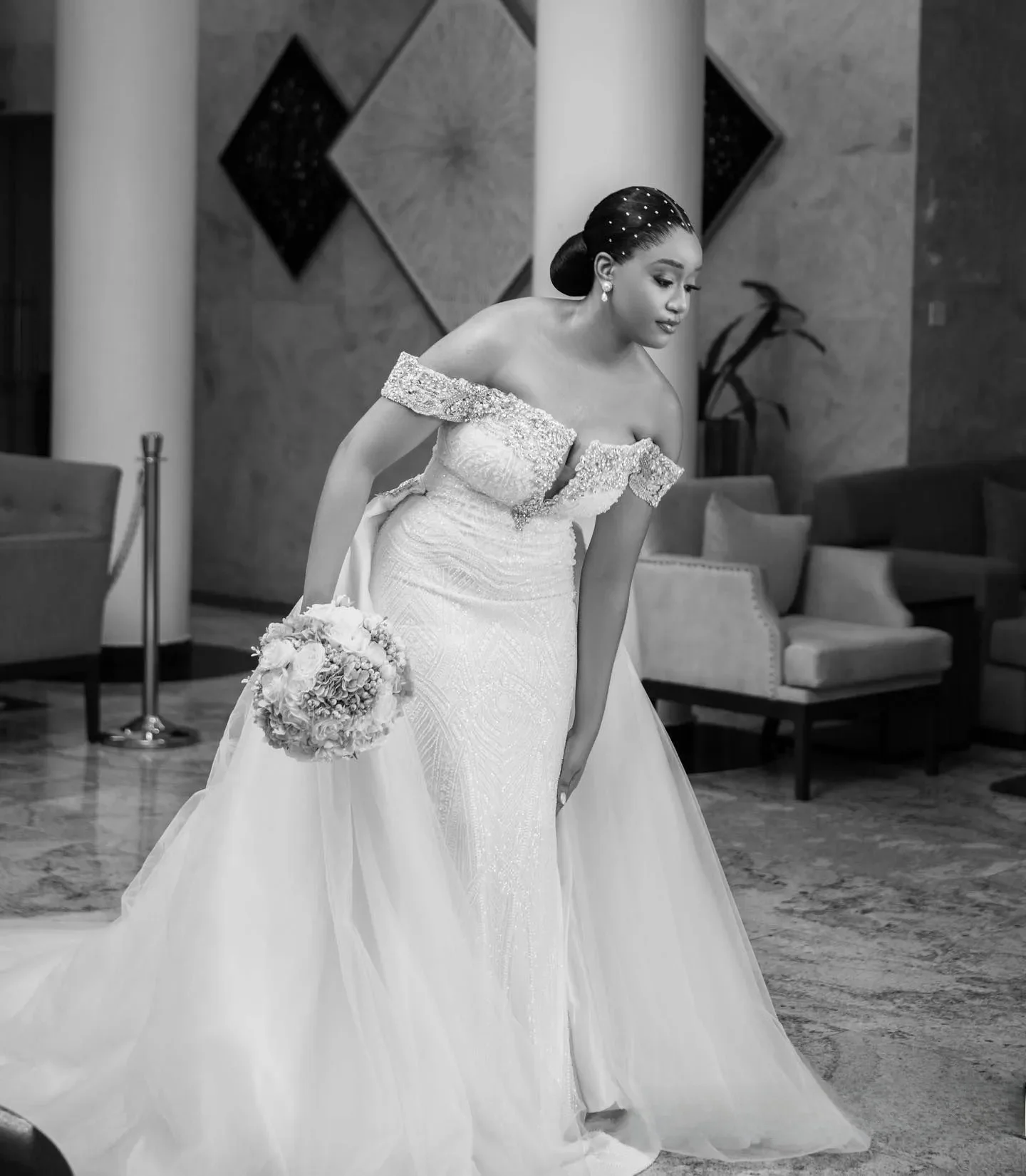 Suknie ślubne syreny plus size na zamówienie dla panny młodej, z odkrytymi ramionami, zdobione koralikami, koronką, odpinaną koronką z koralikami i dżetami.