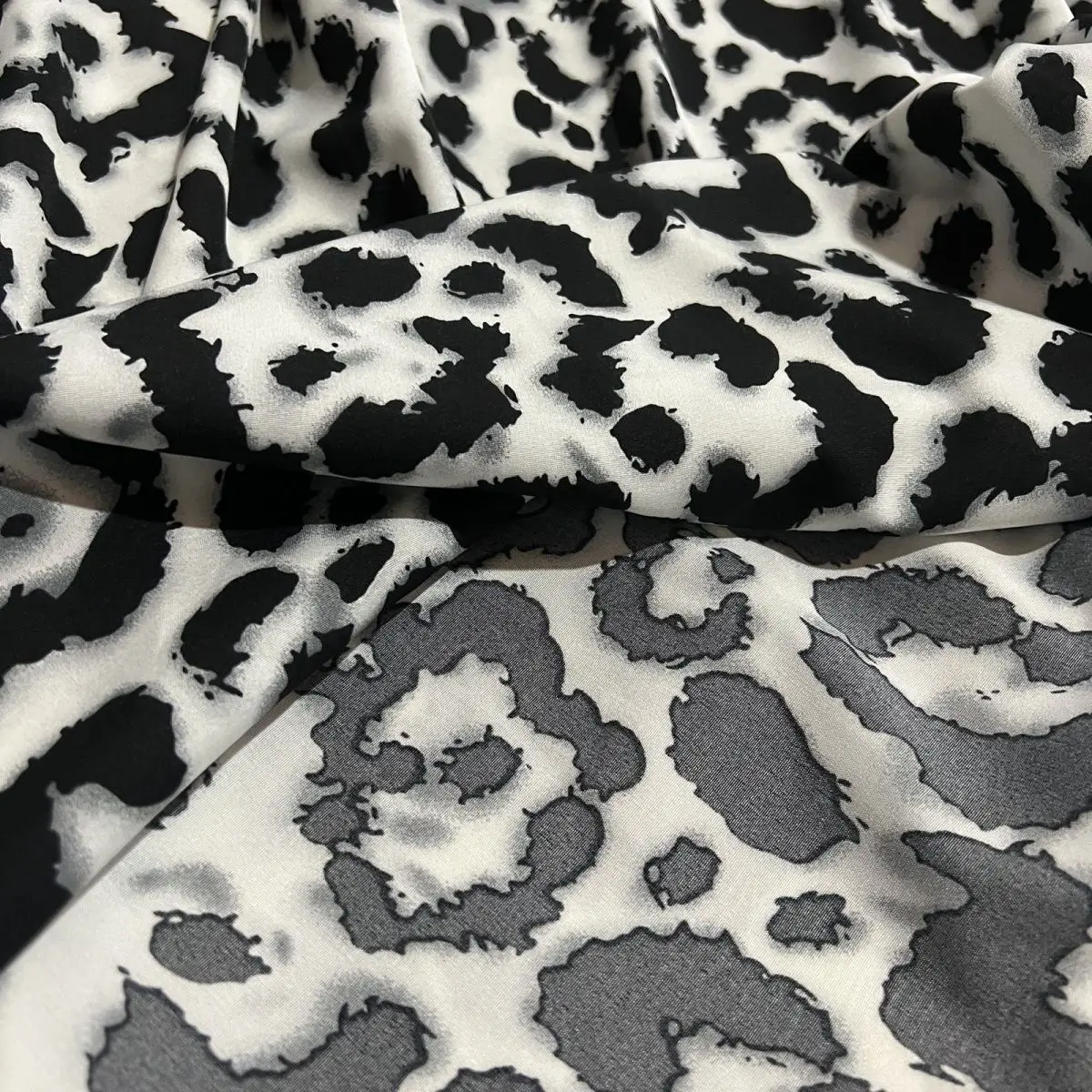 Thin White Background Black Leopard Print Fabric Soft Polyester Fabric For Summer Dress 3 Meter