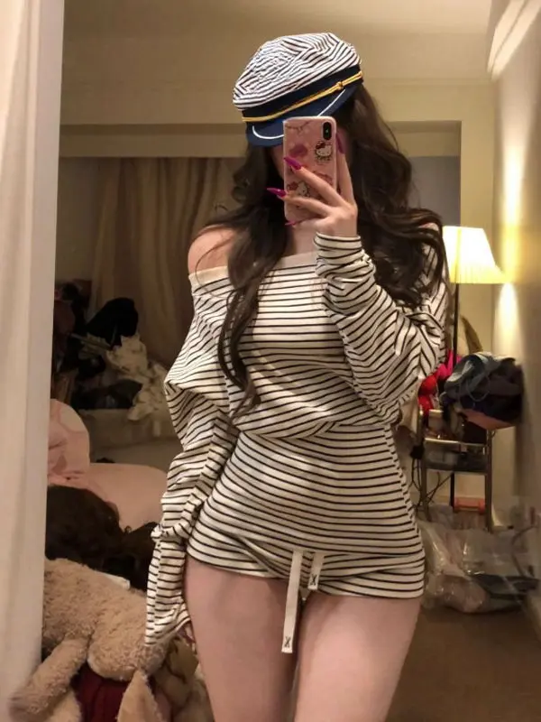 

Американский ретро-комплект из двух предметов: сексуальный топ с одним открытым плечом и полосками, шорты, весенний наряд из хлопка с длинным рукавом, облегающий крой