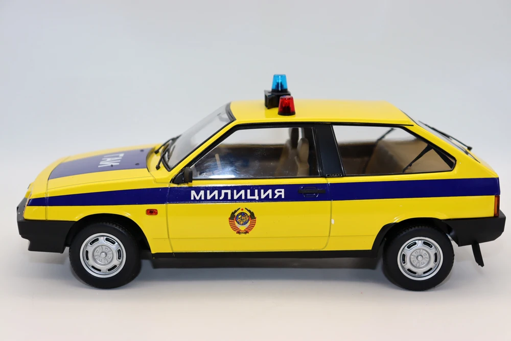 Triple 9 Collection 1 18 Scale Lada 2108 Samara Traffic Police USSR 1989 Diecast models for collection gift toys