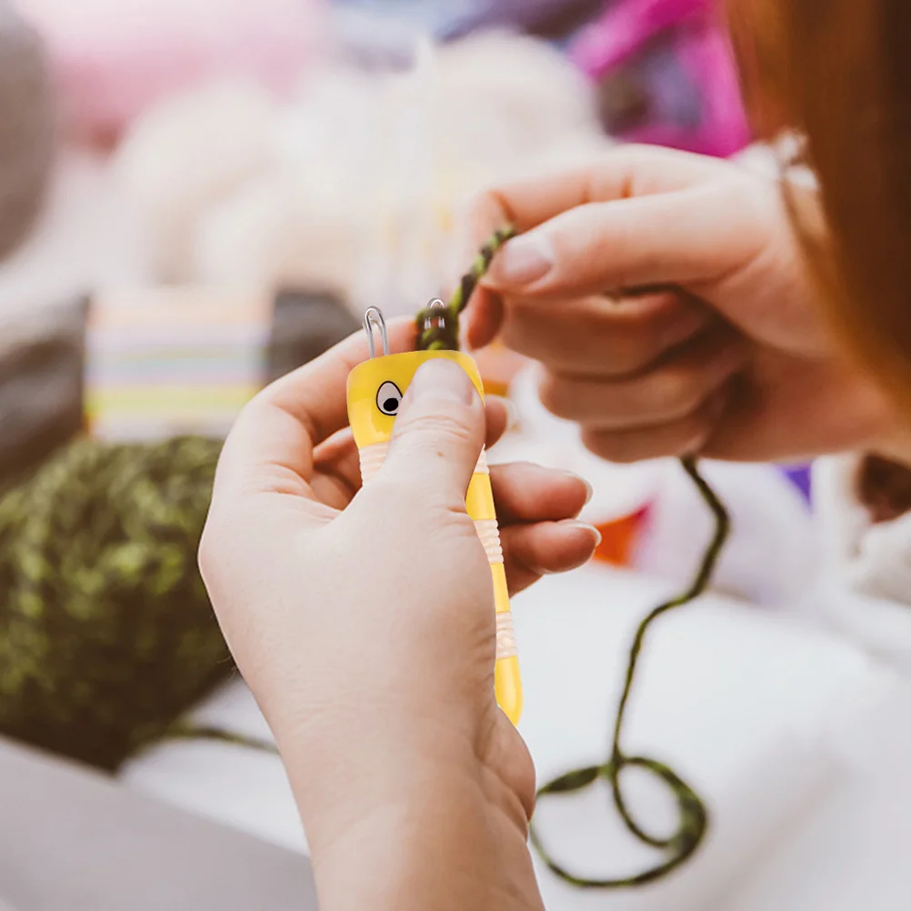 2 Stücke Kunststoff Biene Form Spule Stricker DIY Seil Stricken Werkzeug Einfache Hand Stricken Weben Zubehör für Pullover Handwerk