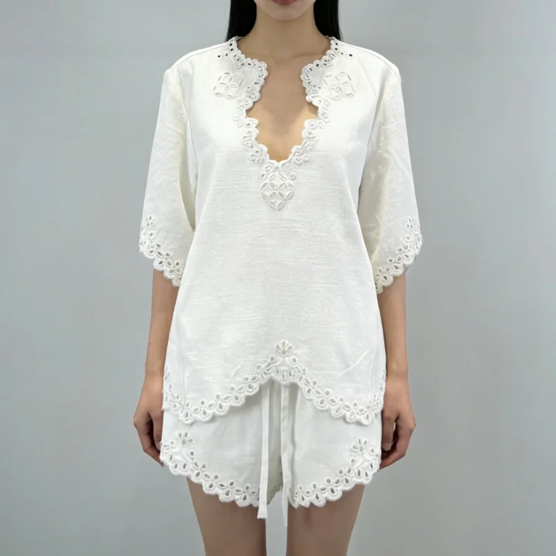 

Весенне-летний новый модный комплект из топа с V-образным вырезом, ажурной вышивкой и кружевом, и дышащих брюк из высококачественного рами с коротким рукавом