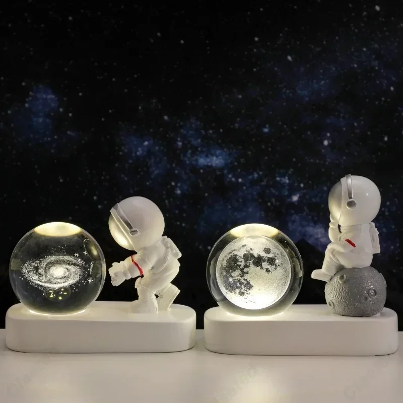 Luz nocturna USB con diseño de astronauta creativo, cielo estrellado, con bola de cristal tallada y Base luminosa, luz decorativa para el hogar